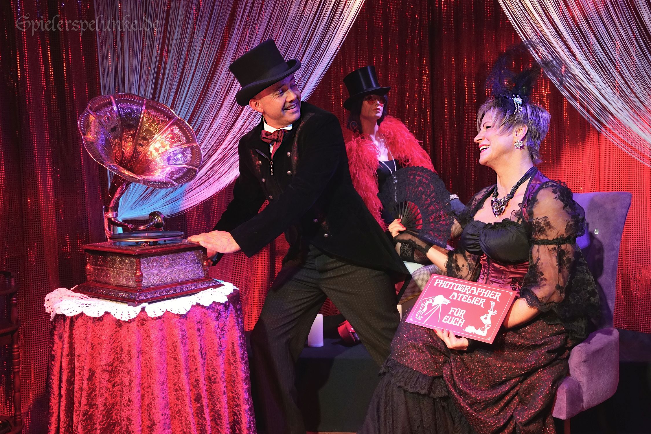 die burlesque bühne als fotolocation für privater erinnerungs-selfies