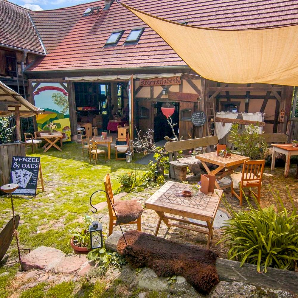 Der Innenhof der Spielerspelunke in der Freiluftsaison