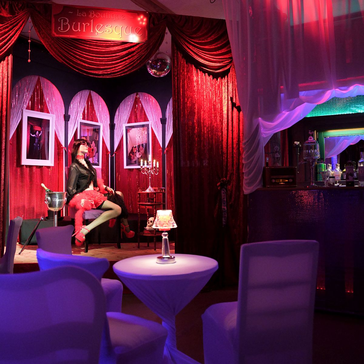 Die Burlesquebühne und die Absinthbar im Salon der Spielerspelunke