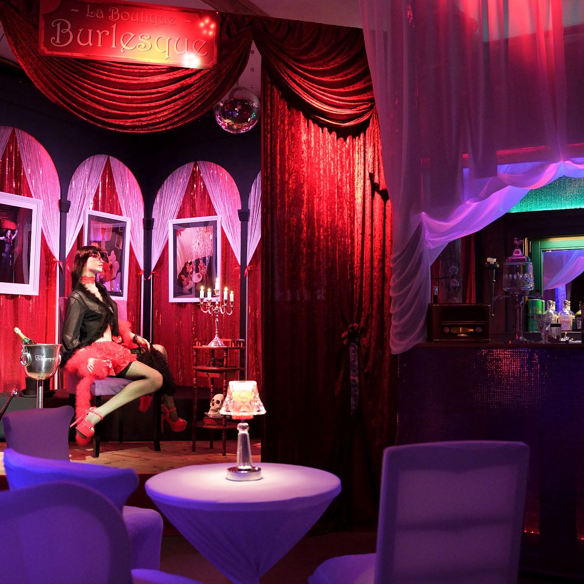 Burlesquebühne und Absinthbar der Spielerspelunke in der Weihnachtszeit