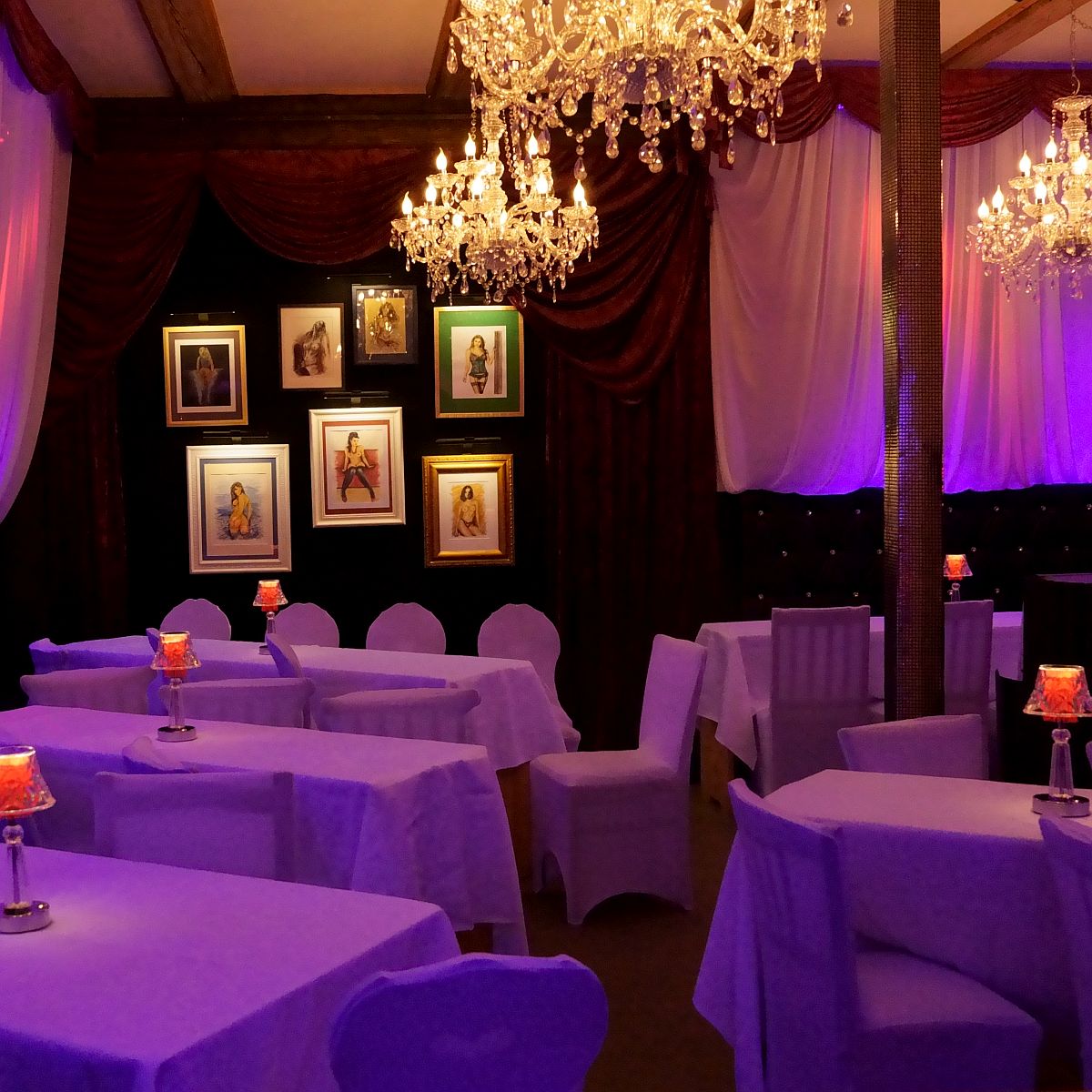 Der Salon der Spielerspelunke mit der erotischen Galerie am Scheunentor