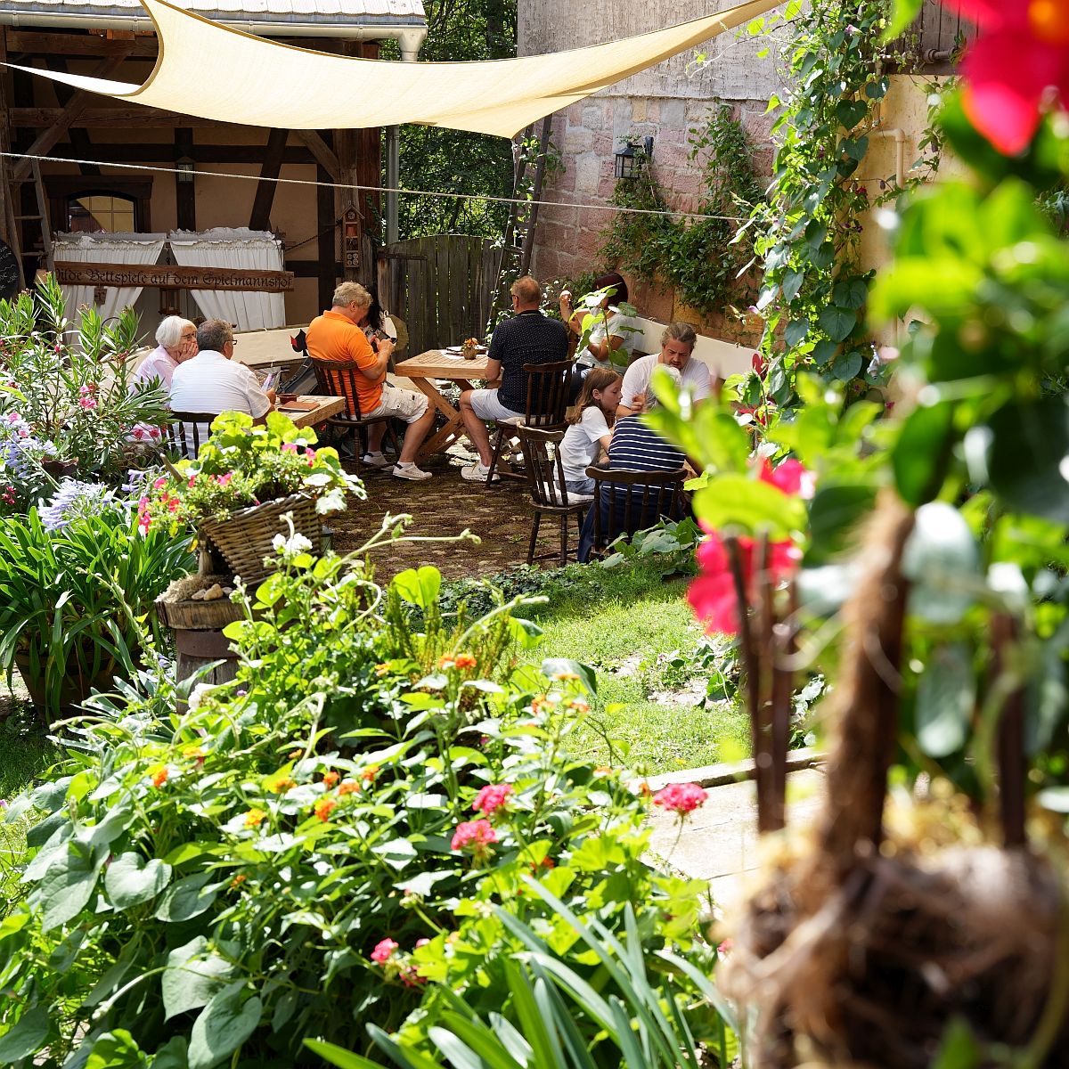 Die Sonnenterrasse im Innenhof der Spielerspelunke im Sommer