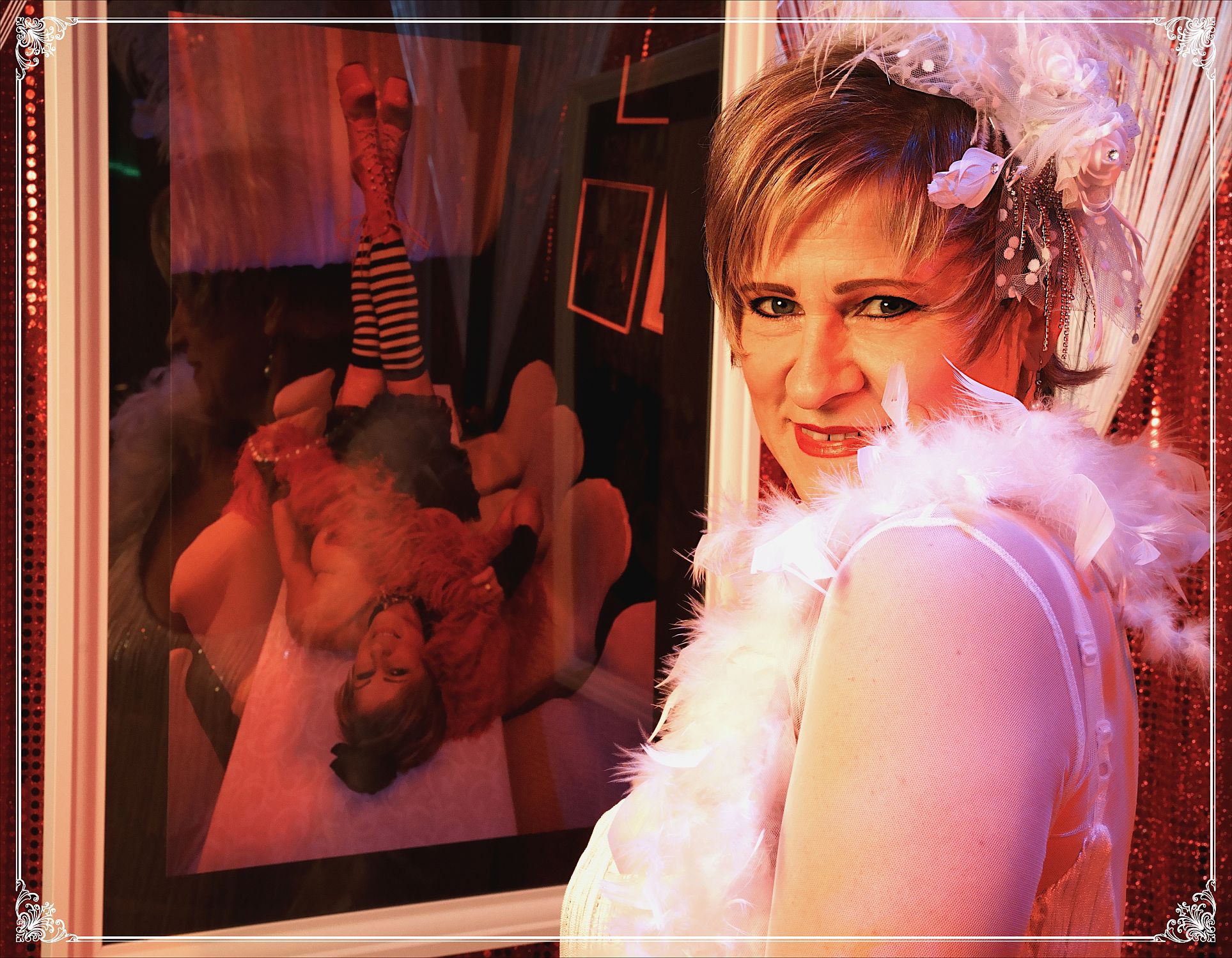 Model mit eigenem Bild in der Salon-Galerie