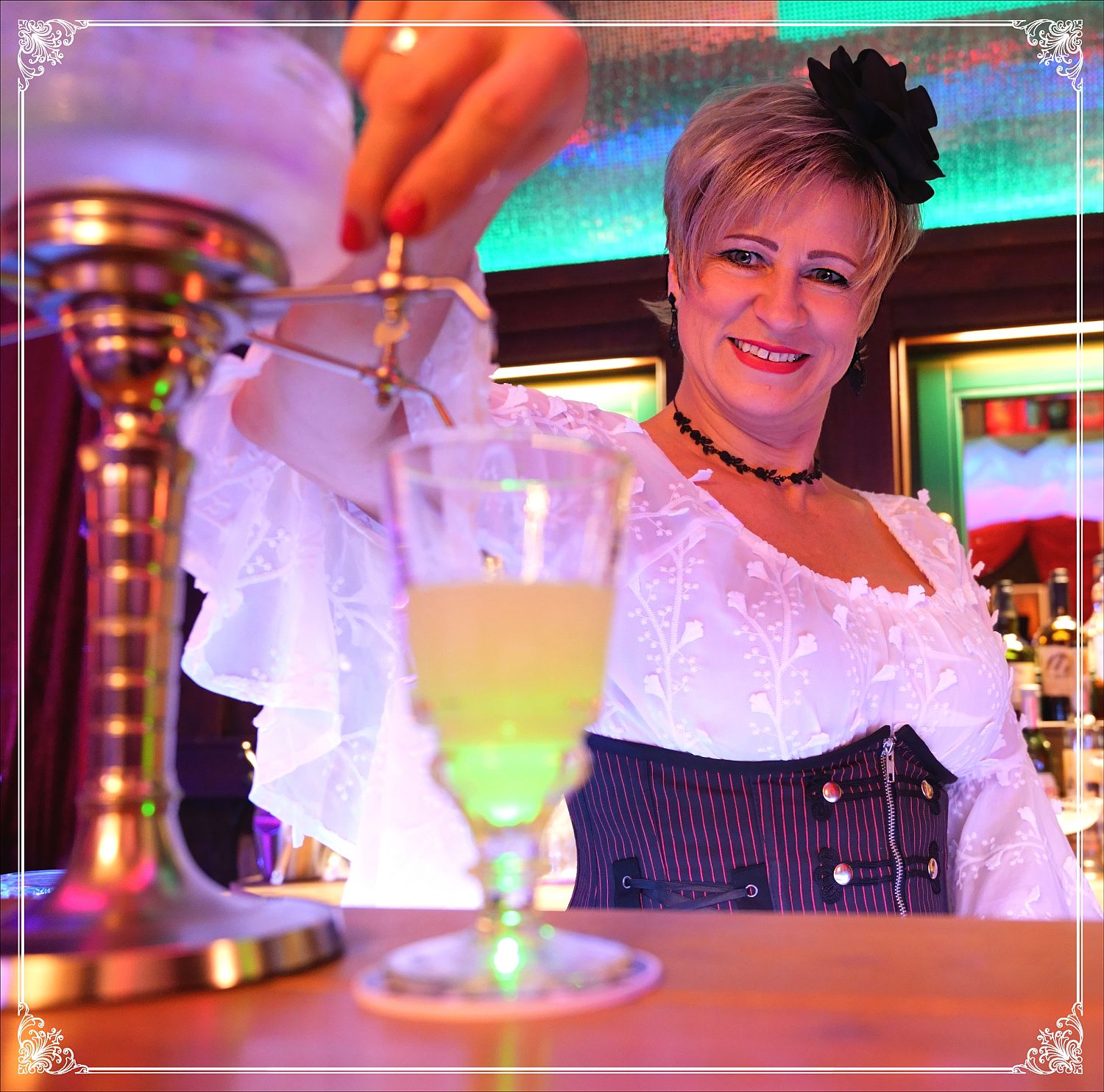 Grüne Fee an der Absinthfontaine mit Absinthglas