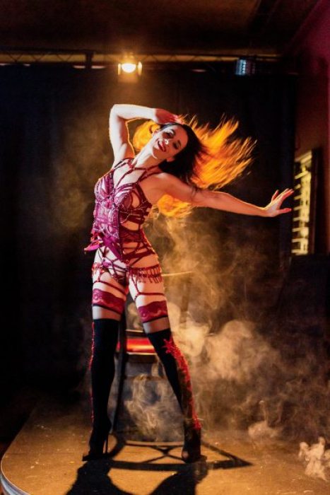 burlesque tanz show parfait de la neige absinthnacht spielerspelunke