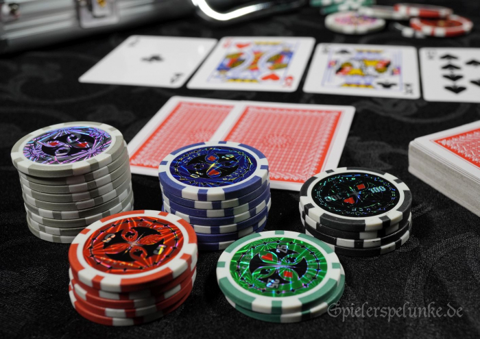 pokerset aluminiumkoffer pokerchips pokerkarten casino würfel spielerspelunke