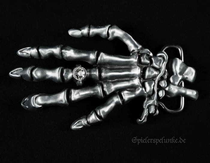 Gürtelschnalle Gothic knochenhand mit schmuckring silberfarben spielerspelunke