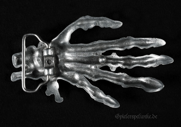 Preview: Gürtelschnalle Gothic knochenhand mit schmuckring silberfarben spielerspelunke