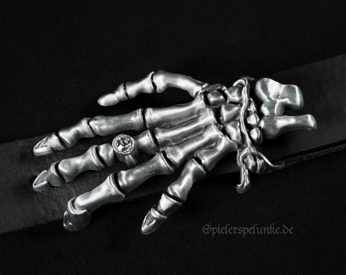 Preview: Gürtelschnalle Gothic knochenhand mit schmuckring silberfarben spielerspelunke