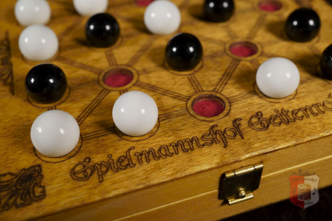 reisespiel holzspielesammlung holzschatule glasmurmeln historische brettspiele alquerque kono vierer muehle spielerspelunke