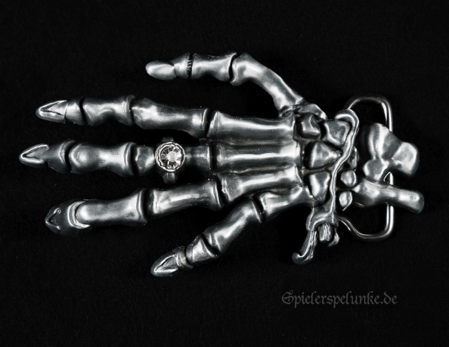 Gürtelschnalle Gothic knochenhand mit schmuckring silberfarben spielerspelunke