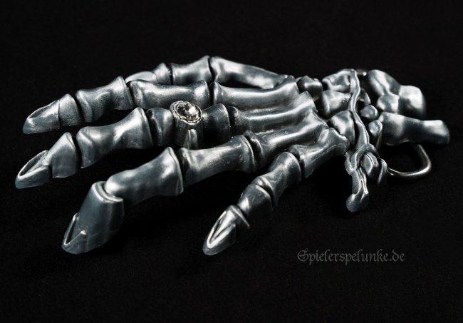 Gürtelschnalle Gothic knochenhand mit schmuckring silberfarben spielerspelunke