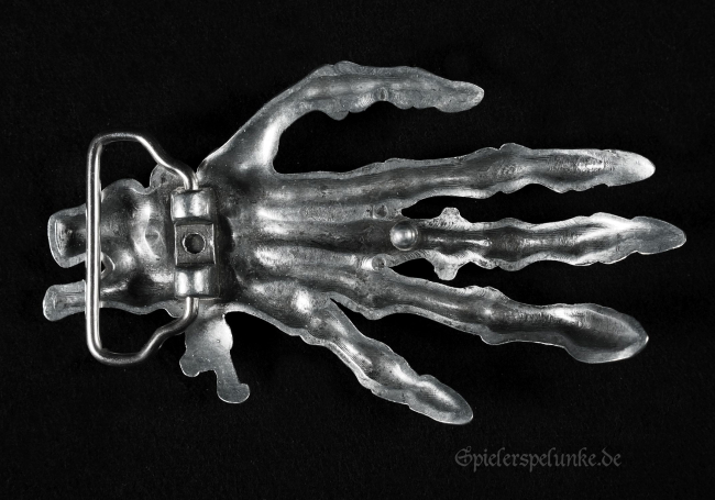 Gürtelschnalle Gothic knochenhand mit schmuckring silberfarben spielerspelunke