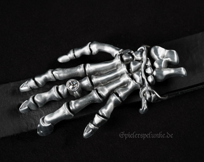 Gürtelschnalle Gothic knochenhand mit schmuckring silberfarben spielerspelunke