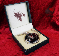 Taschenuhr "Skorpion" rund mit Springdeckel und Kette im Schmuckkästchen